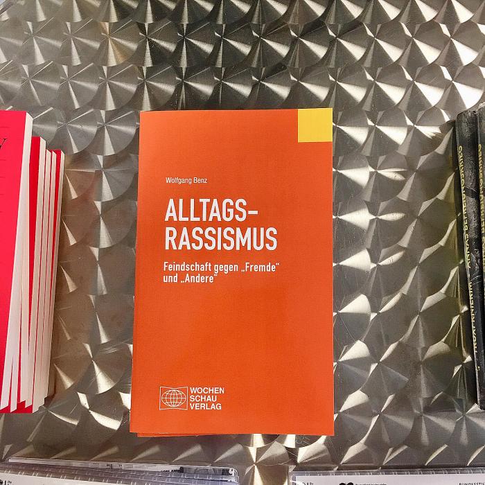 Buchcover von "Alltagsrassismus"-Feindschaft gegen "Fremde" und "Andere" von Wolfgang Benz.
