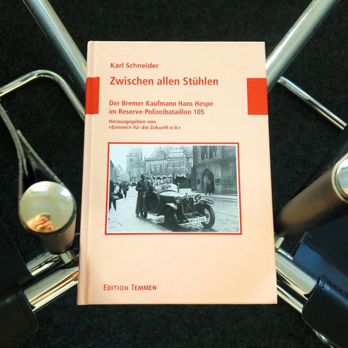 Buchcover von "Zwischen allen Stühlen"-Der Bremer kaufmann Hans Hespe im Reserve-Polizeibataillon 105" von Karl Schneider.