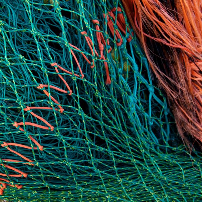 Zu sehen ist grüne und rote Fischernetze.