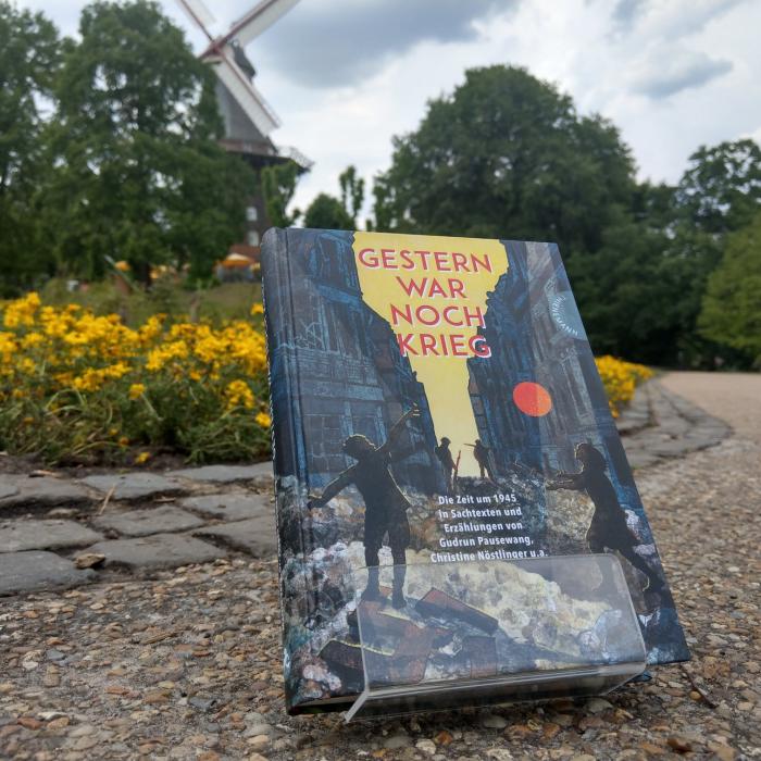 Ein Bild des Buches: "Gestern war noch Krieg"-Die Zeit um 1945 in Erzählungen und Sachtexten, mit dem Hintergrund des Stadtparks.
