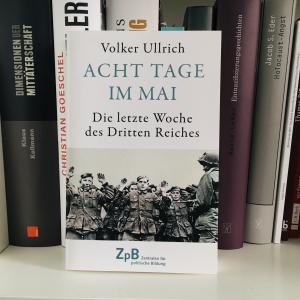 Ein Bild des Buches " Acht Tage im Mai-Die letzte Woche des Dritten Reiches" von Volker Ulrich mit einem Hintergrund aus Büchern.