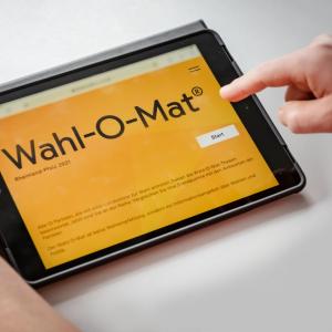 Tablet auf dem gerade der WAhl-O-Mat genutzt wird