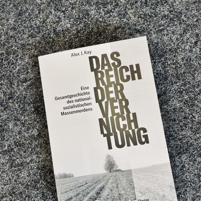 Zu sehen ist Das Cover des Buches "Das Reich der Vernichtung. Eine vollständige Geschichte des nationalsozialistischen Massenmordes" mit einem schwarzen Balken.