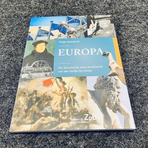 Zu sehen ist der Umschlag des Buches „Europa. Geschichte eines Kontinents von der Antike bis zur Gegenwart“ mit Bildern der Französischen Revolution, der Statue des Aristoteles und dem Porträt Martin Luthers.
