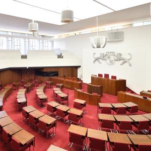 Zu sehen ist der Plenarsaal der Bremischen Bürgerschaft in einer Seitenansicht